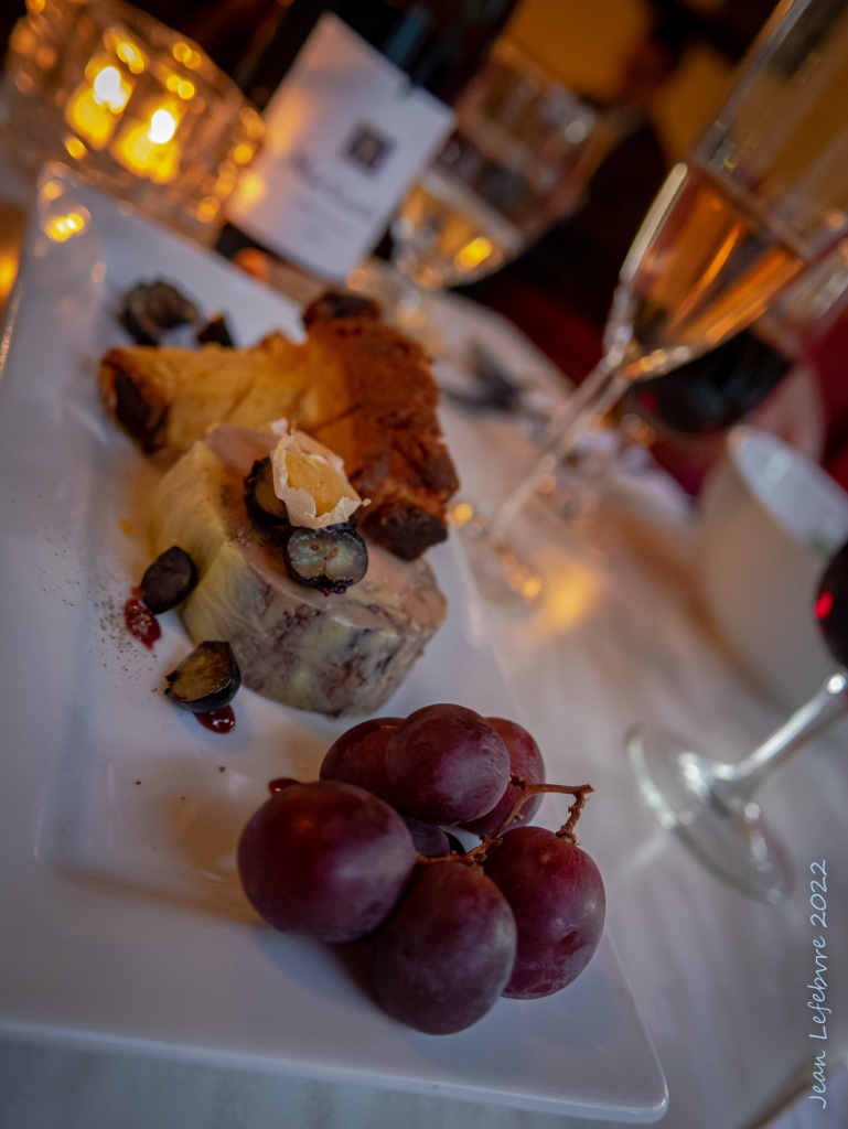 Foie gras with grapes and bread